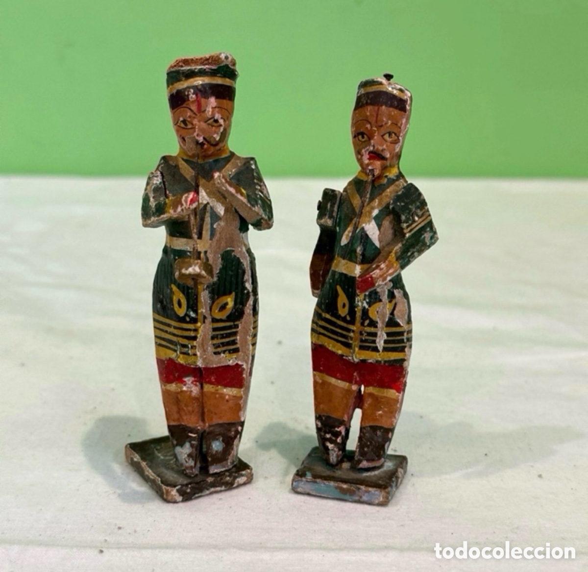 Art: Pareja esculturas madera policromada m&uacute;sicos con gaita siglo XIX 10 cm.