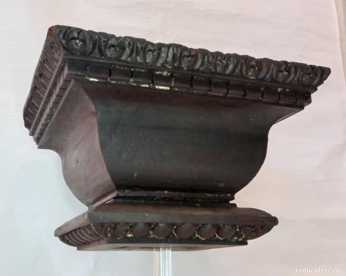 Arte: ANTIGUO CAPITEL DE MADERA TALLADA CON FORMAS DECORATIVAS