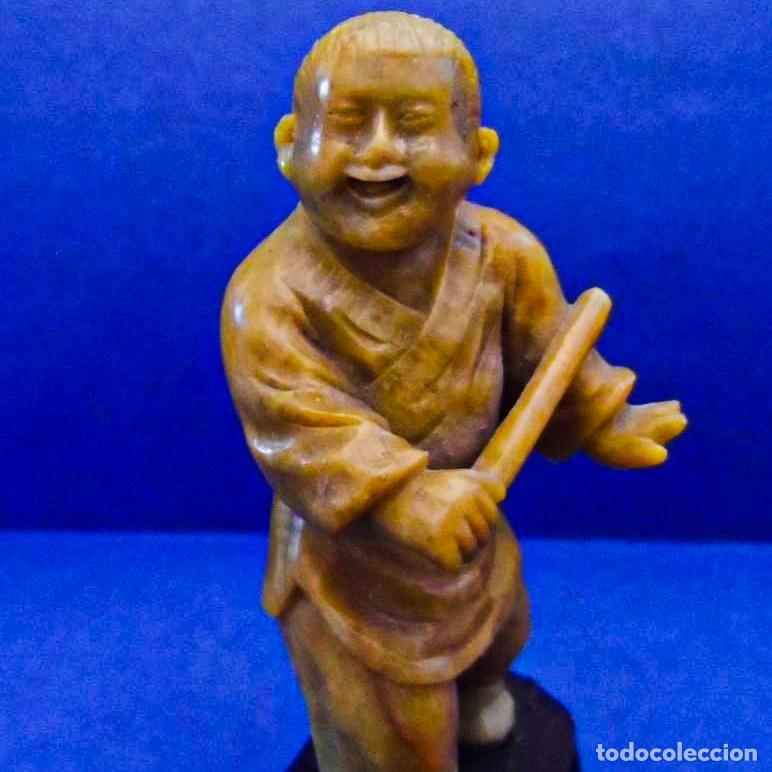 Art: PERSONAJE JAPONES SONRIENTE Y CON PALO DE JADE VERDE CON PEANA DE MADERA.MED. 10 X 5 CM