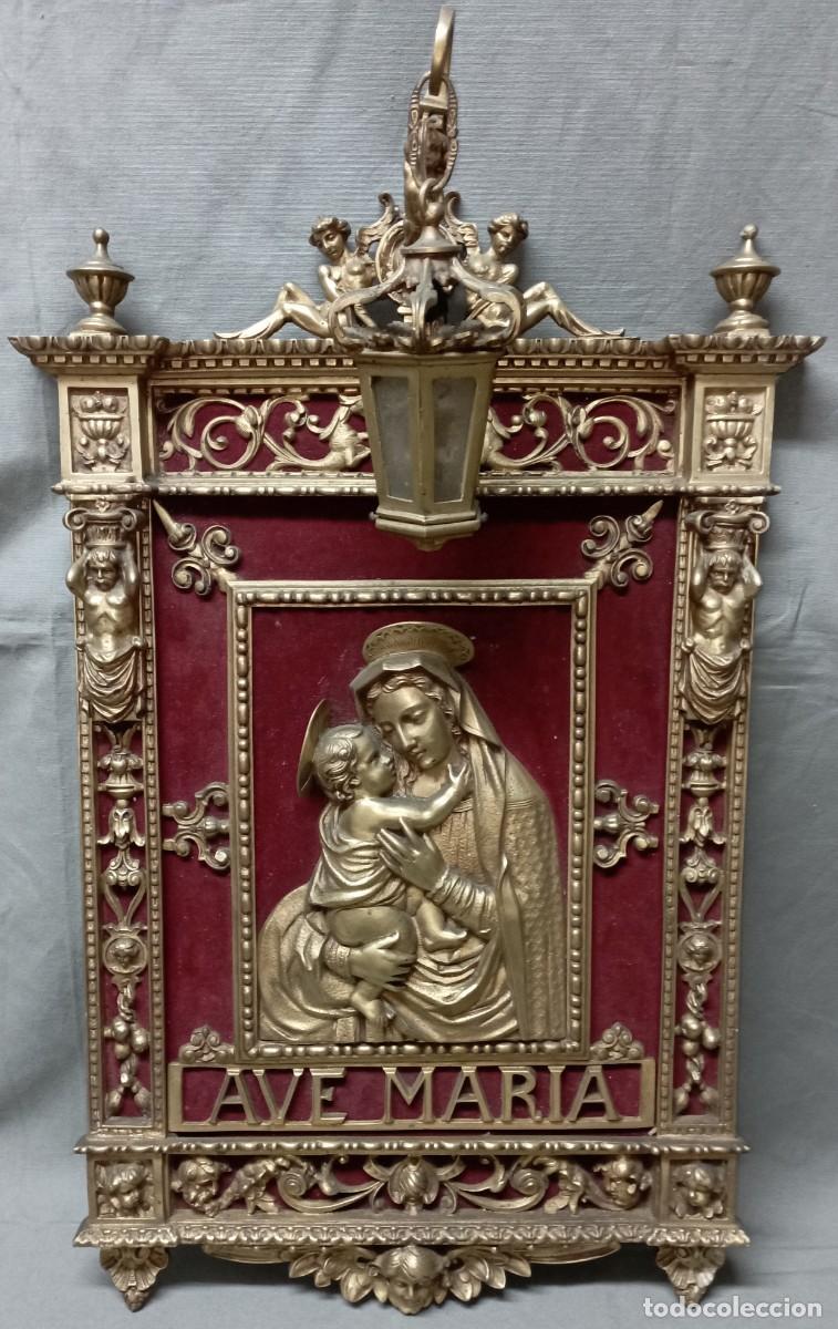 Arte: Capilla de colgar de la Virgen Madre. Bronce dorado.