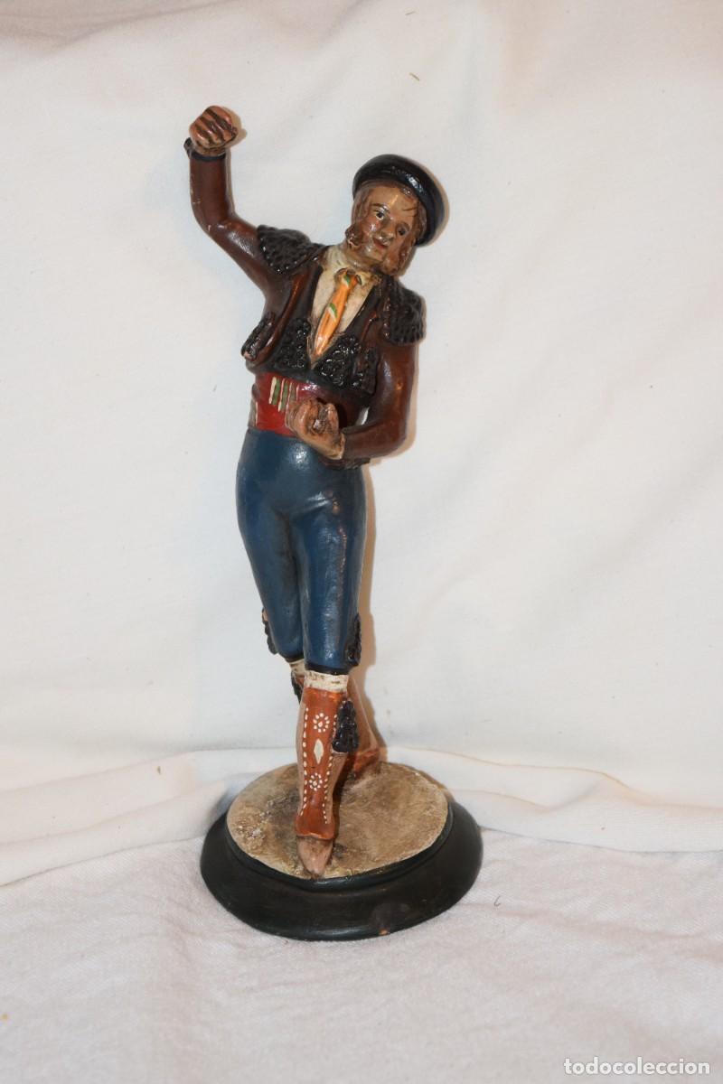 Arte: Barros Malague&ntilde;os / Antigua figura original - Picaor, con atuendo de &eacute;poca, bailando - &iexcl;Mira fotos!