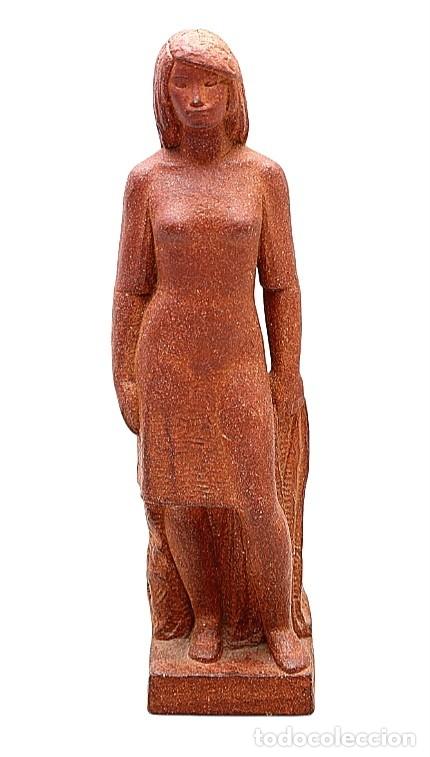 Arte: Sebasti&agrave; Badia i Cerd&agrave; (Caldes de Montbui, 1916 - 2009) &rdquo;Figura de muchacha&rdquo; terracota 38 x 8 x 7.5