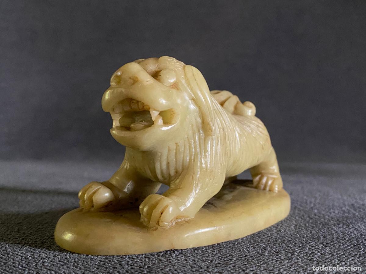 Art: Escultura un le&oacute;n chino. Talla de piedra. Siglo XIX principios siglo XX