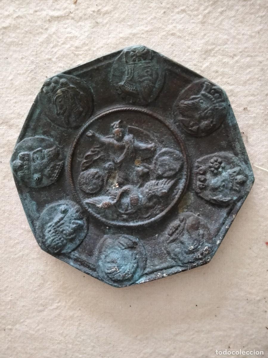Arte: Plato octogonal antiguo de bronce estilo Persa, &eacute;poca Georgiana (c1800).