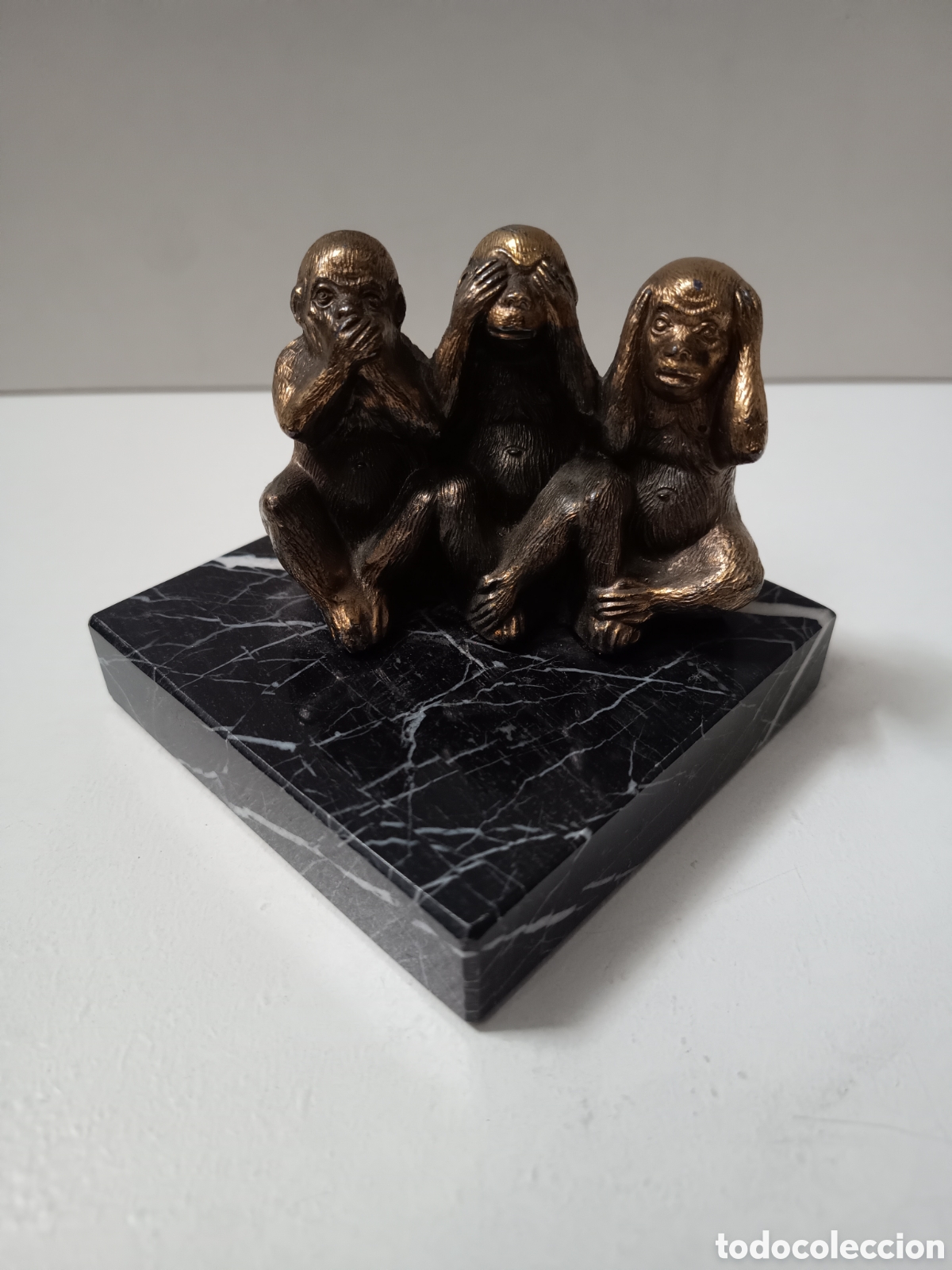 Arte: FIGURA EN BRONCE DE LOS 3 MONOS SABIOS SOBRE PEANA DE M&Aacute;RMOL