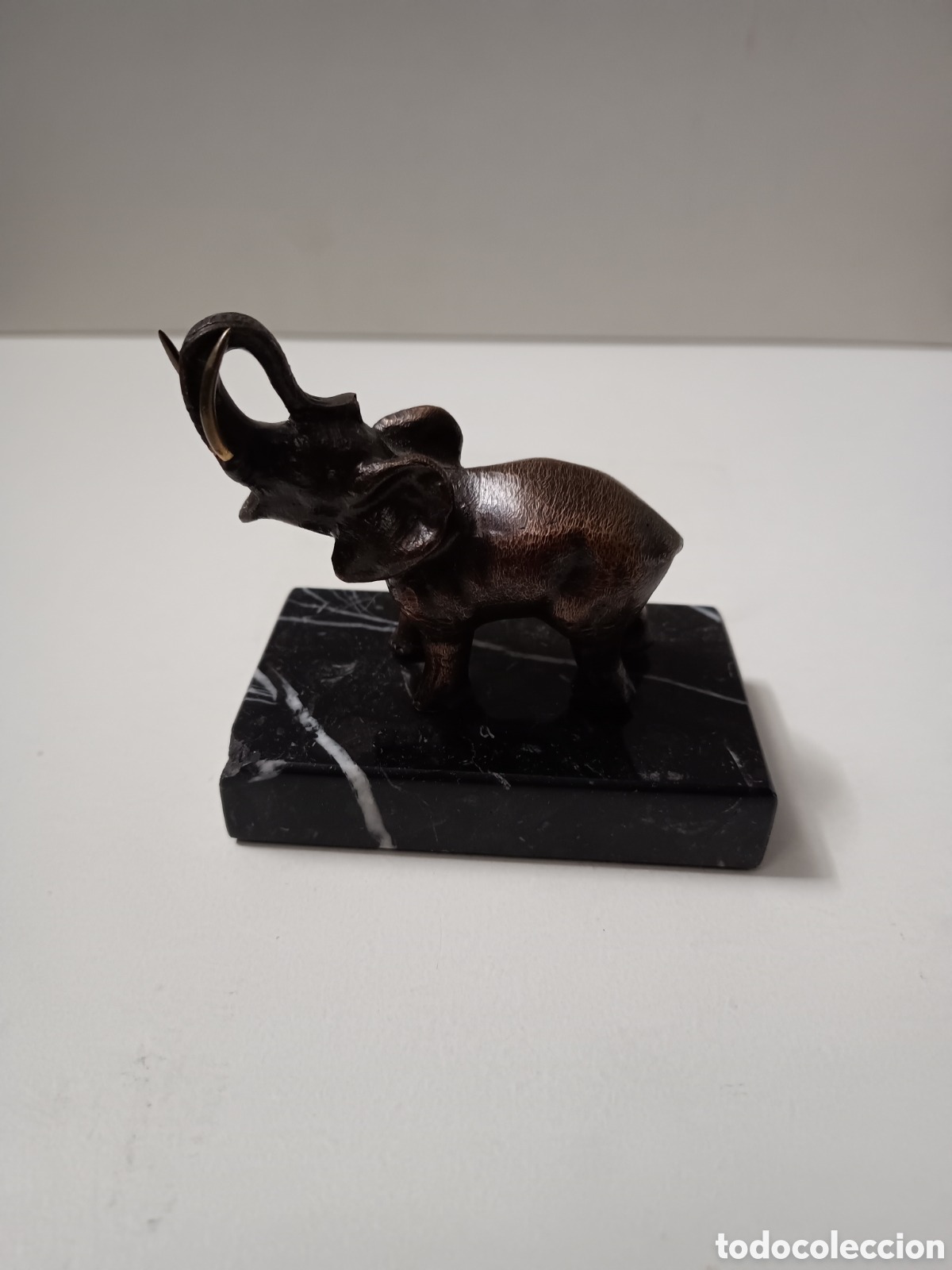 Arte: ELEFANTE EN BRONCE SOBRE BASE DE MARMOL