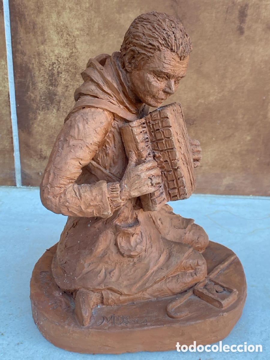 Arte: Escultura terracota 25 cm musico callejero tocando acorde&oacute;n firmado L&eacute;rida 4 - 4 - 79
