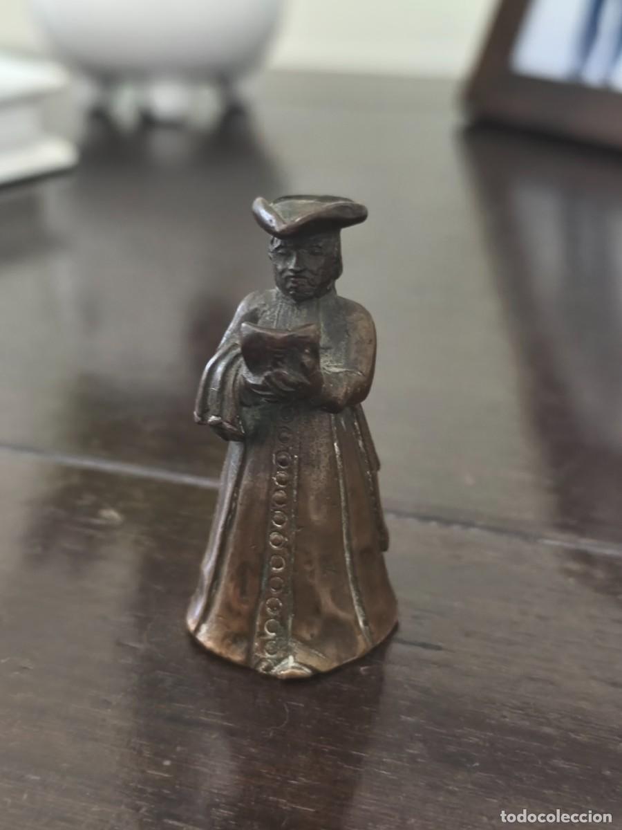 Art: Figura de bronce, cl&eacute;rigo luterano posiblemente.