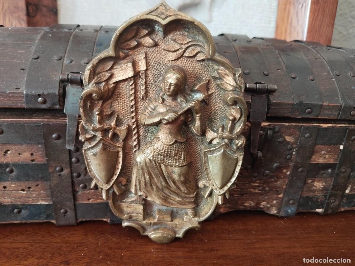 Arte: Relieve en bronce de Juana de Arco.