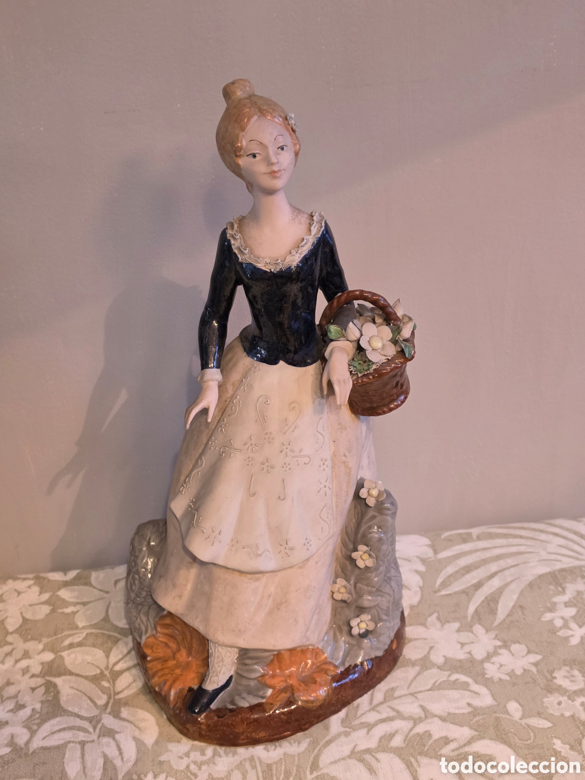 Arte: ​Antigua figura de porcelana R. Ingl&eacute;s Valencia - Dama de &eacute;poca con cesta de flores
