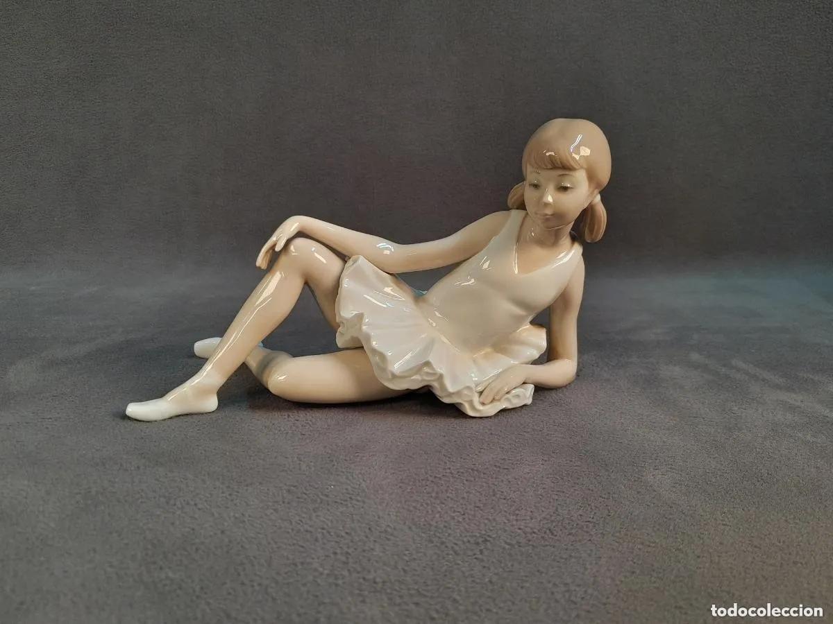 Arte: FIGURA DE BAILARINA RECLINADA EN PORCELANA ESMALTADA, LLADR&Oacute;. SIGLO XX