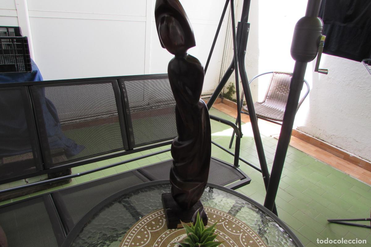 Arte: FANT&Aacute;STICA ESCULTURA TALLADA EN MADERA, DEL ARTISTA FRANK CORONADO. FIGURA DE MUJER SEMIABSTRACTA