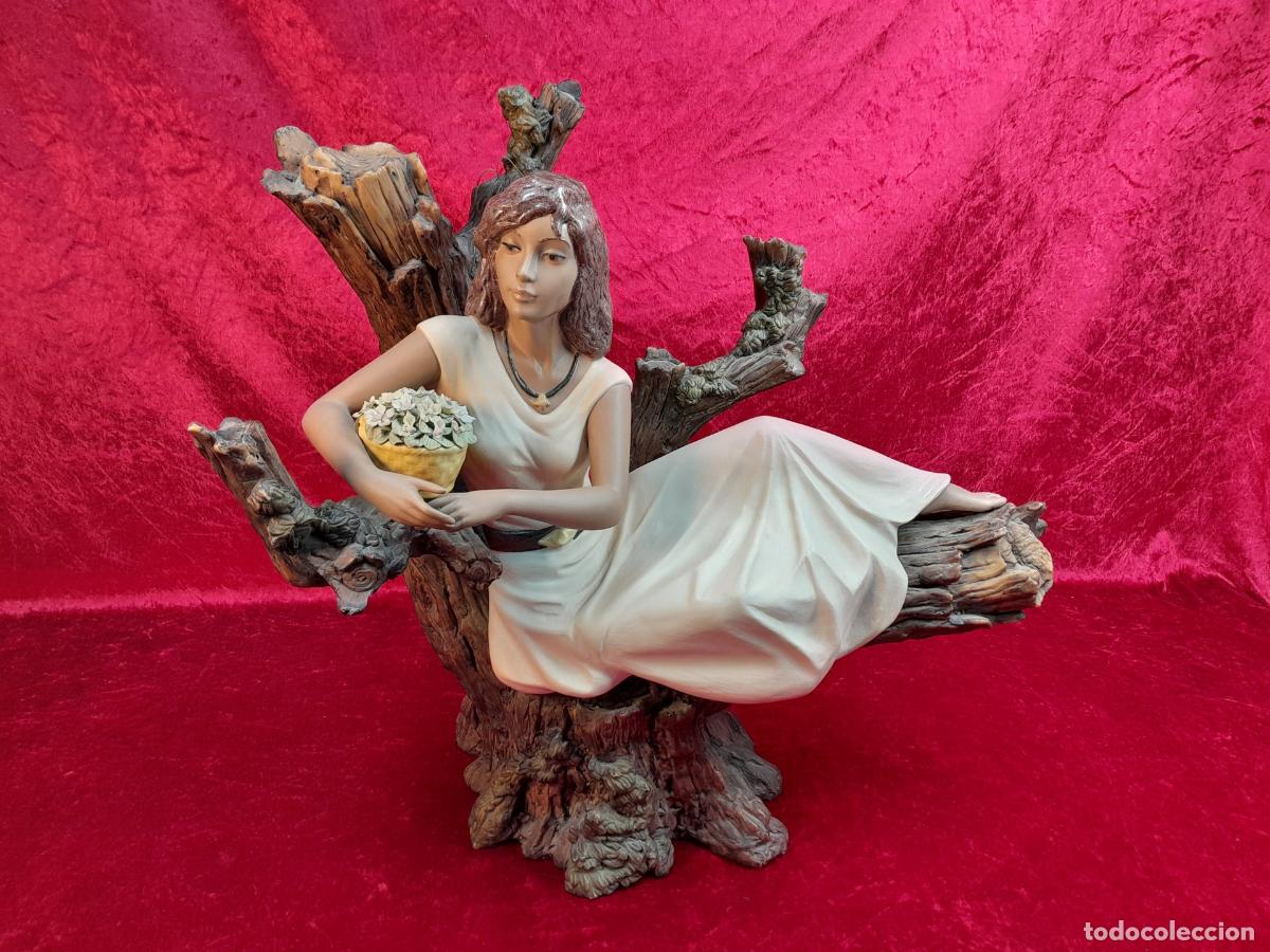 Arte: FIGURA DE PORCELANA NADAL JOVEN CON CESTA DE FLORES. SIGLO XX