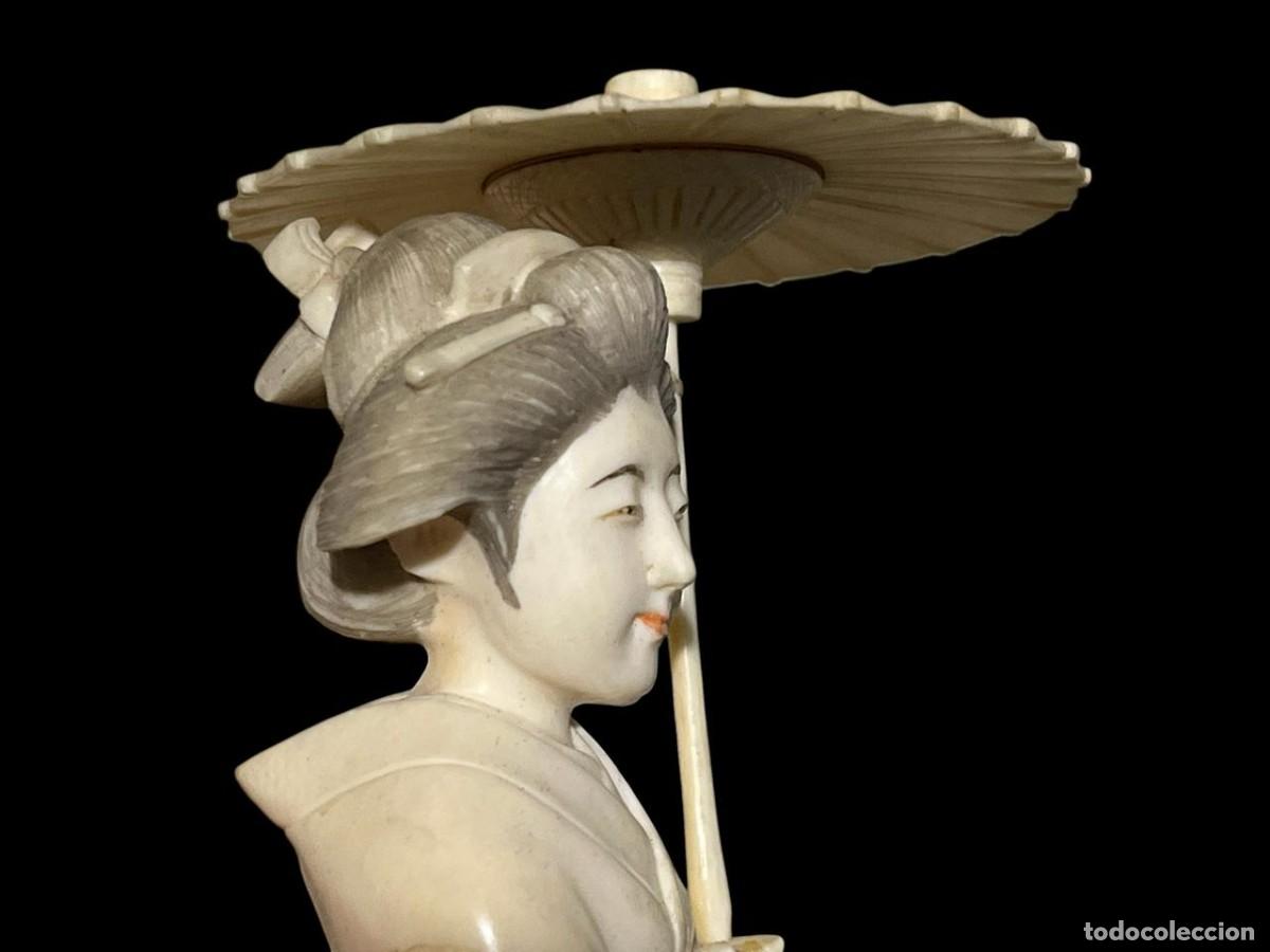 Art: Okimono tallado de Geisha con sombrilla.Sellado y firmado