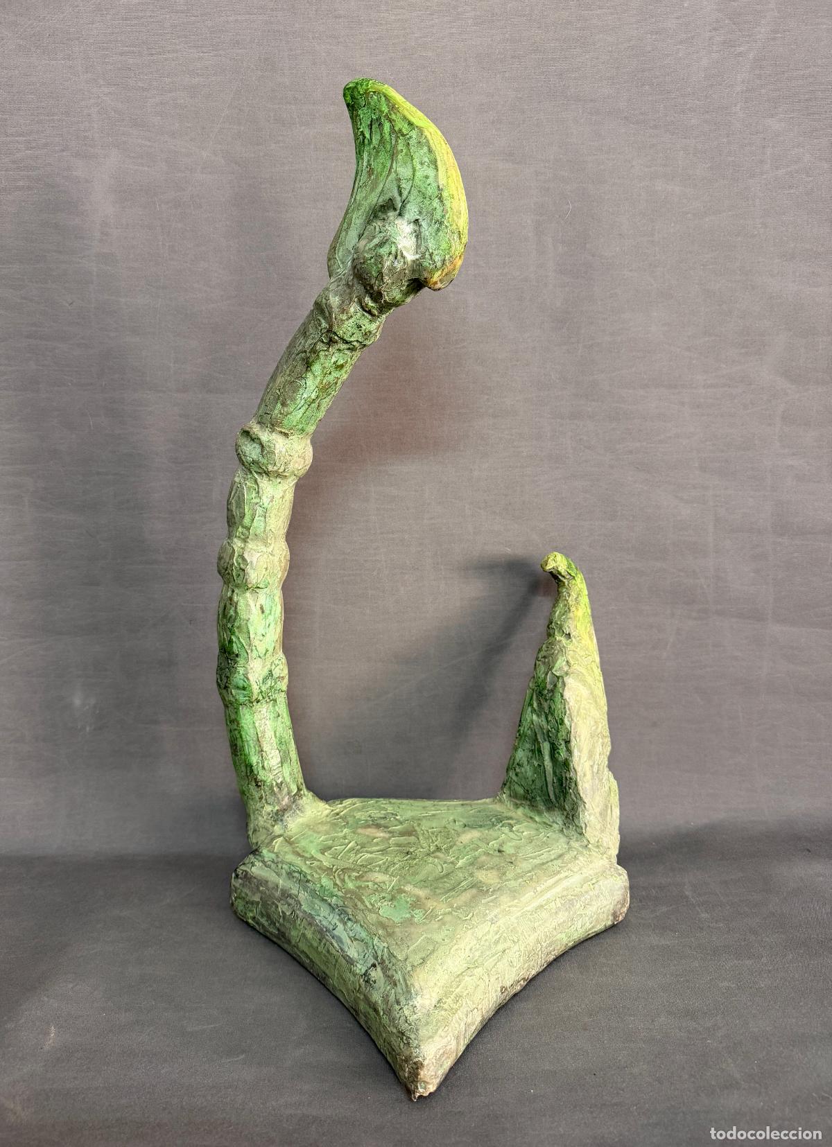 Arte: Escultura firmada , realizada en resina , toro ,