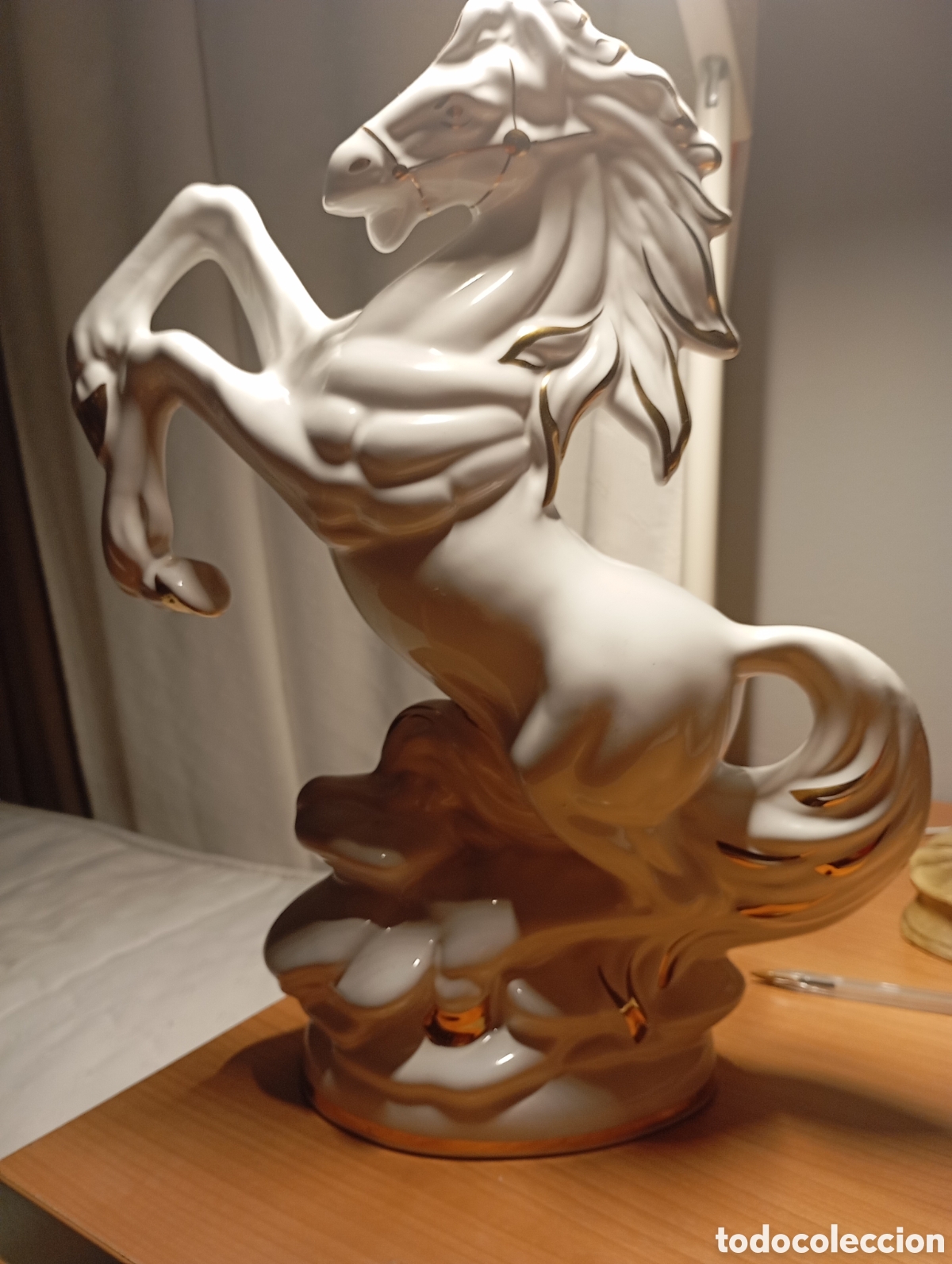 Arte: Caballo de porcelana blanca detalles en oro,35 cm