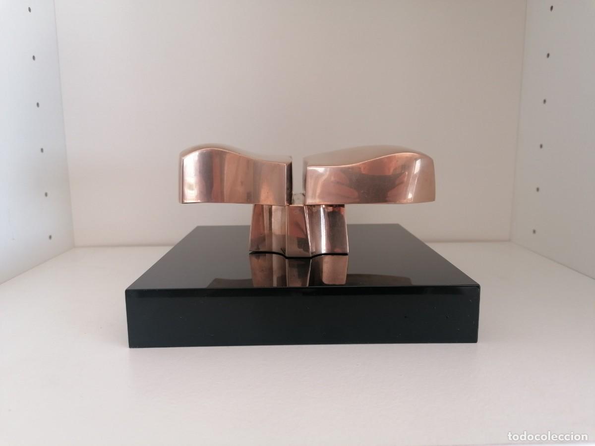 Arte: &rdquo; En vuelo&rdquo; Jos&eacute; Luis S&aacute;nchez escultura abstracto modernista en bronce