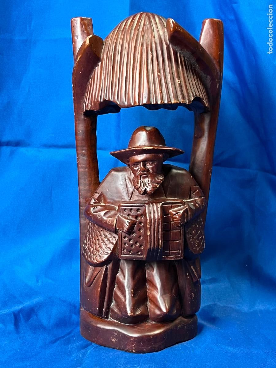 Art: Antigua Talla de Madera de M&uacute;sico con Acorde&oacute;n Bajo Cobertizo. Escultura R&uacute;stica Vintage / Arte Popu
