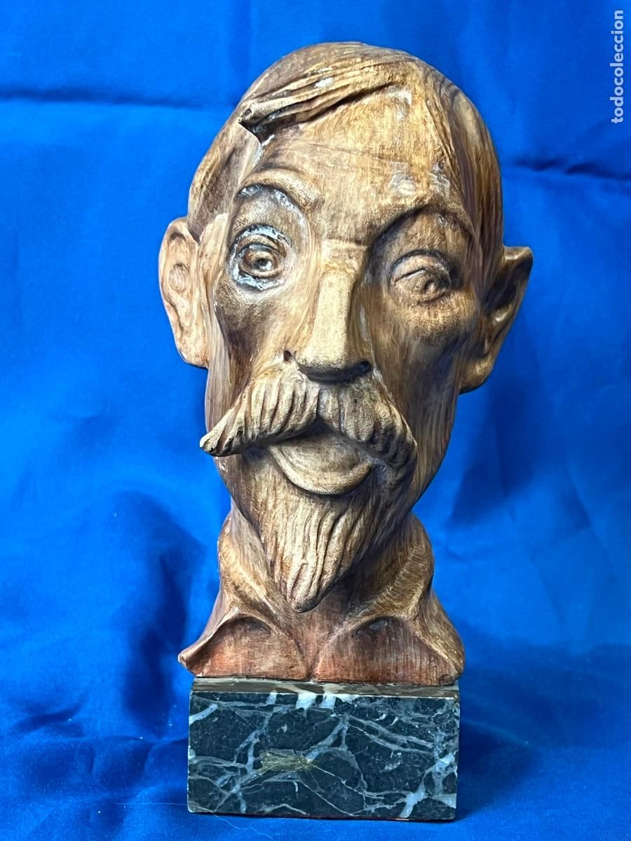 Arte: Antiguo Busto de Don Quijote de la Mancha en Estuco Patinado sobre Peana de M&aacute;rmol. Figura Vintage