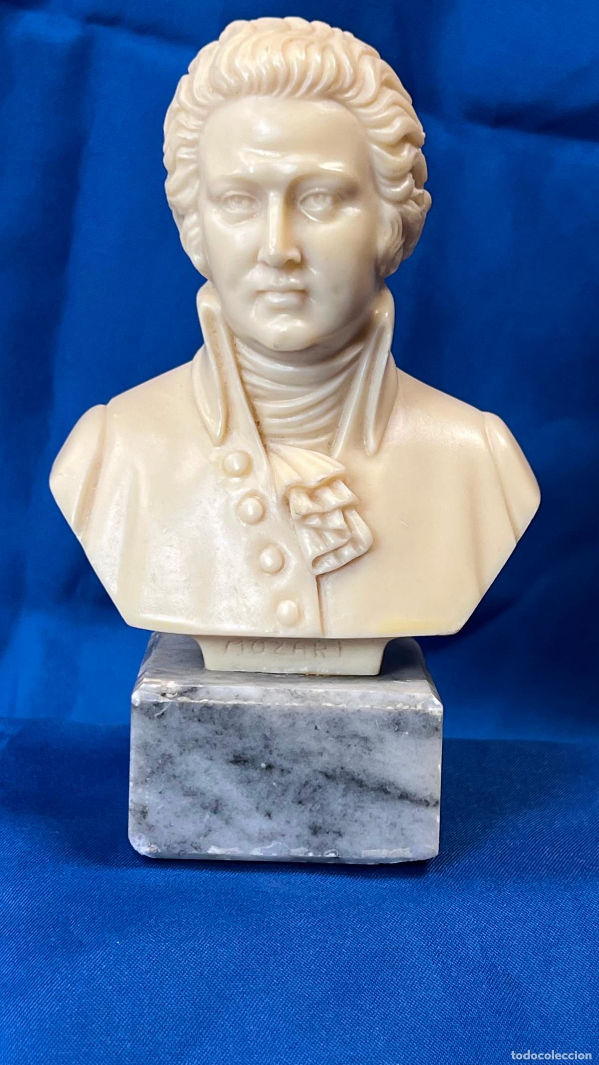 Arte: BUSTO DE WOLFGANG AMADEUS MOZART EN PASTA DE ALABASTRO SOBRE PEANA DE M&Aacute;RMOL