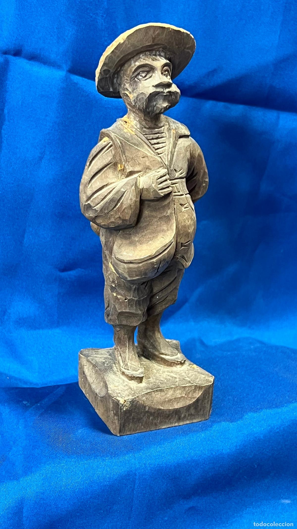 Art: FIGURA DE PESCADOR / CAMPESINO CON ALFORJA EN MADERA TALLADA DE ESTILO R&Uacute;STICO FACHADO