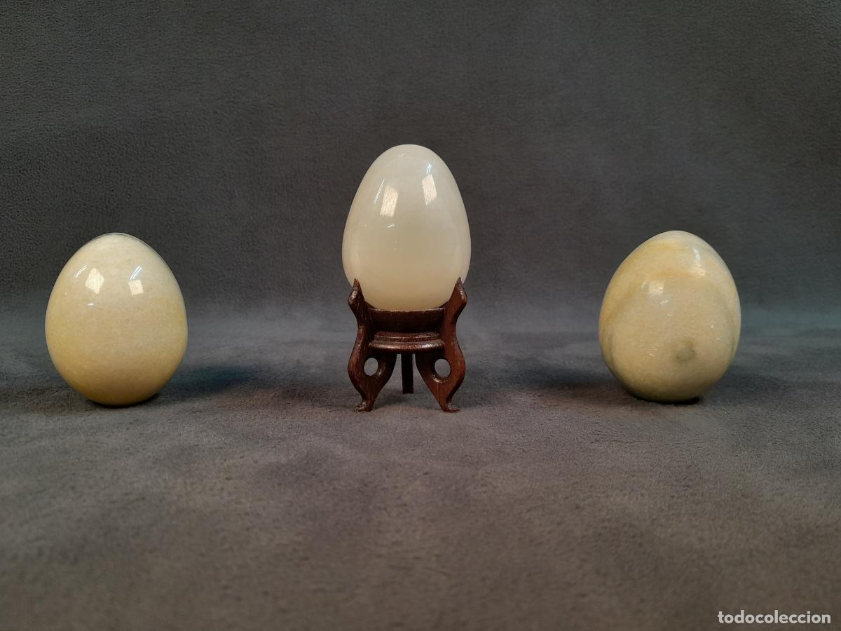 Arte: LOTE DE TRES HUEVOS ORNAMENTALES DE ALABASTRO Y LOZA CALIZA PULIDA. FINALES S.XX