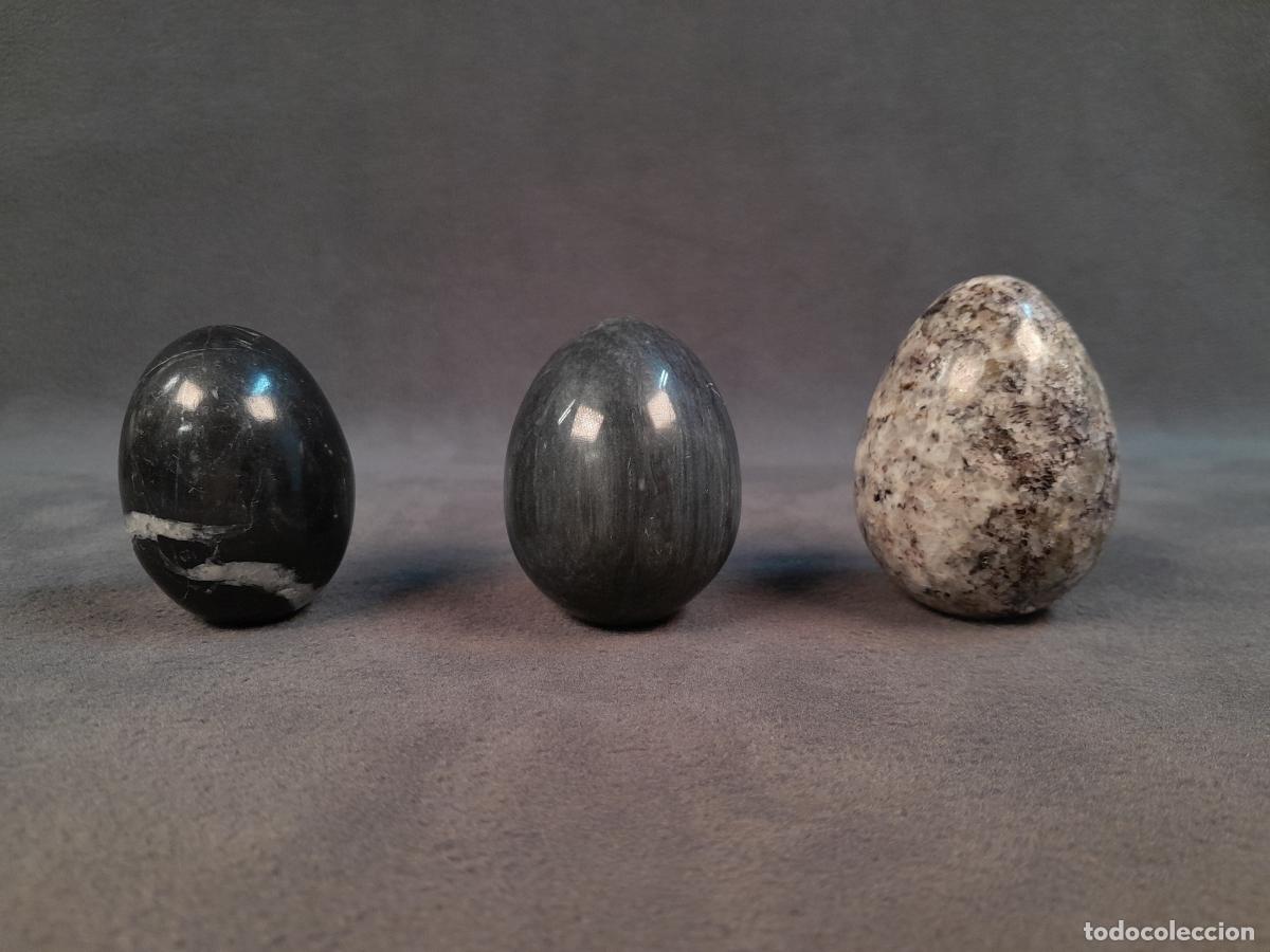 Arte: LOTE DE TRES HUEVOS ORNAMENTALES DE M&Aacute;RMO, CALIZA Y GRANITO. FINALES S.XX
