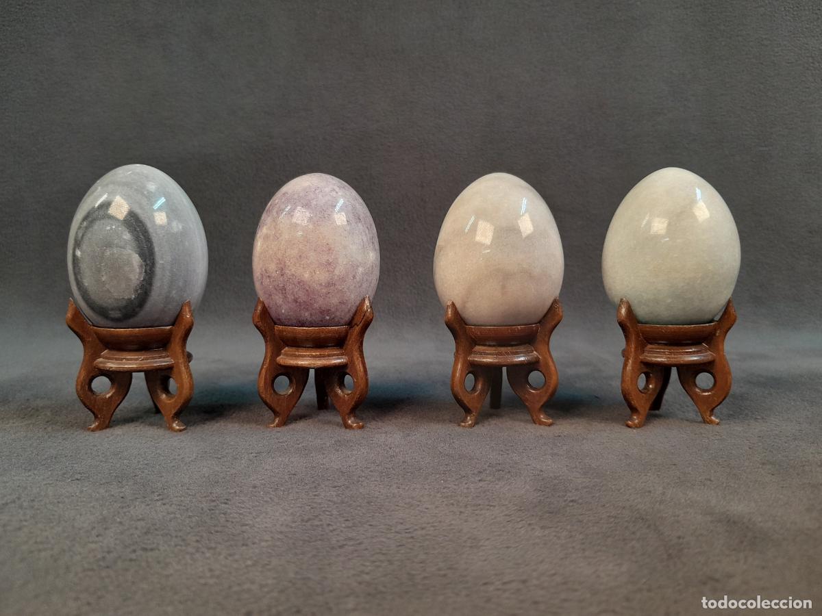 Arte: LOTE DE CUATRO HUEVOS EN PIEDRAS DE CUARZO CON PEANA DE MADERA NOBLE.SIGLO XX.