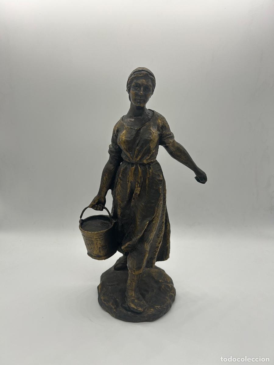Arte: ELEGANTE ESCULTURA DE CAMPESINA &ndash; FIRMADA J. ALBERDI &ndash; RESINA CON PATINA DE BRONCE