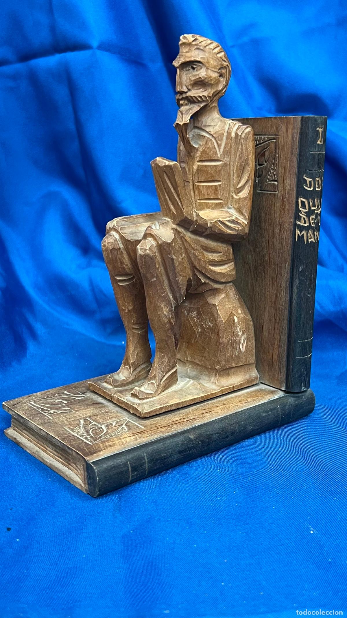 Arte: SUJETALIBROS VINTAGE TALLADO EN MADERA - DON QUIJOTE DE LA MANCHA LEYENDO