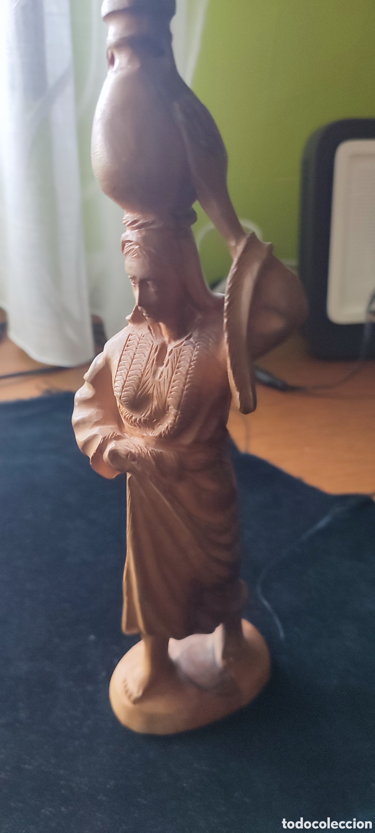 Arte: Antigua escultura tallada en madera de mujer con cantaro