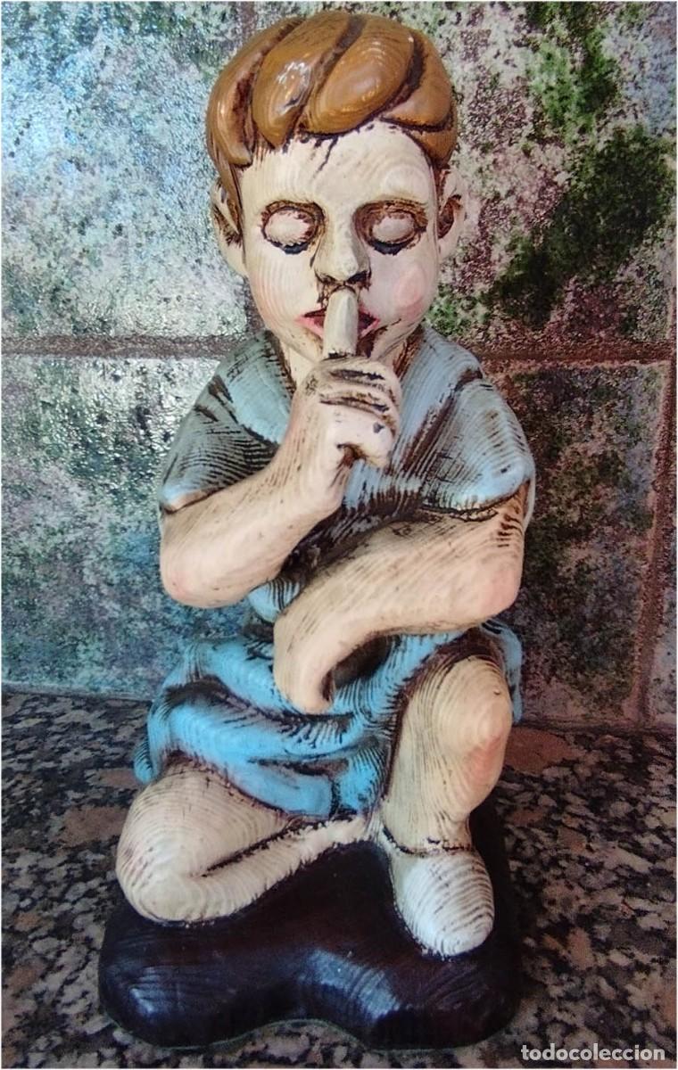 Arte: CURIOSA TALLA EN MADERA POLICROMADA DE NI&Ntilde;O PIDIENDO SILENCIO MIDE 27 CM DE ALTA, 12/10 EN LA BASE