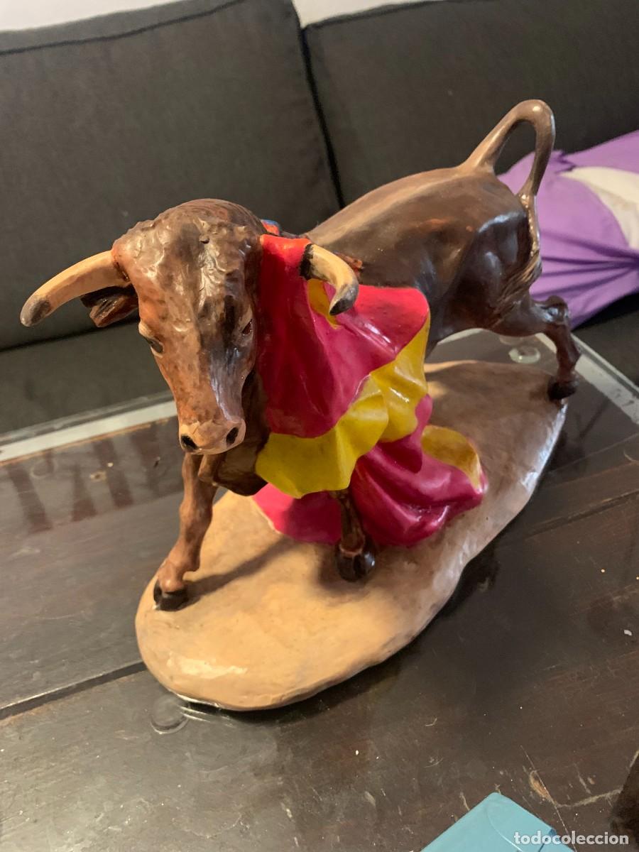 Arte: toro con capote 81 firmado