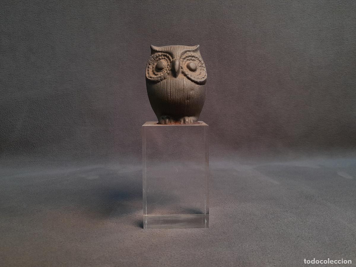 Arte: PEQUE&Ntilde;A ESCULTURA DE B&Uacute;HO TALLADA EN PIEDRA SOBRE BASE DE METACRILATO. 1980 CA.