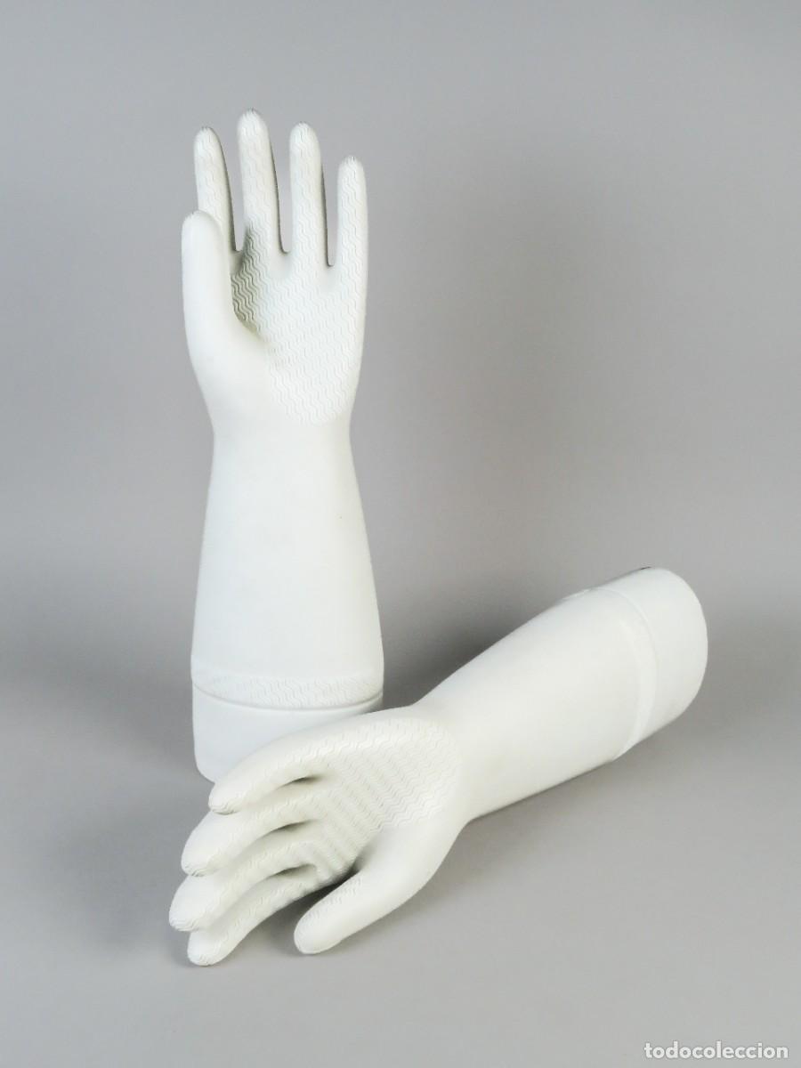 Arte: Pareja de moldes para guantes industriales hechos en porcelana mediados siglo XX