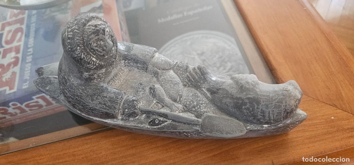 Arte: Bonita escultura esquimal canoa con foca