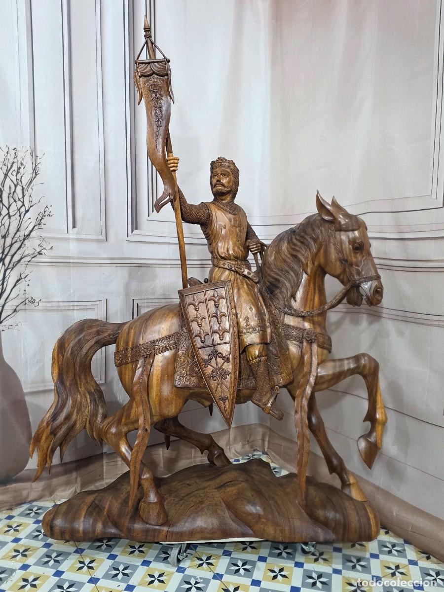 Arte: Escultura de madera tallada representa una figura ecuestre de estilo g&oacute;tico o renacentista