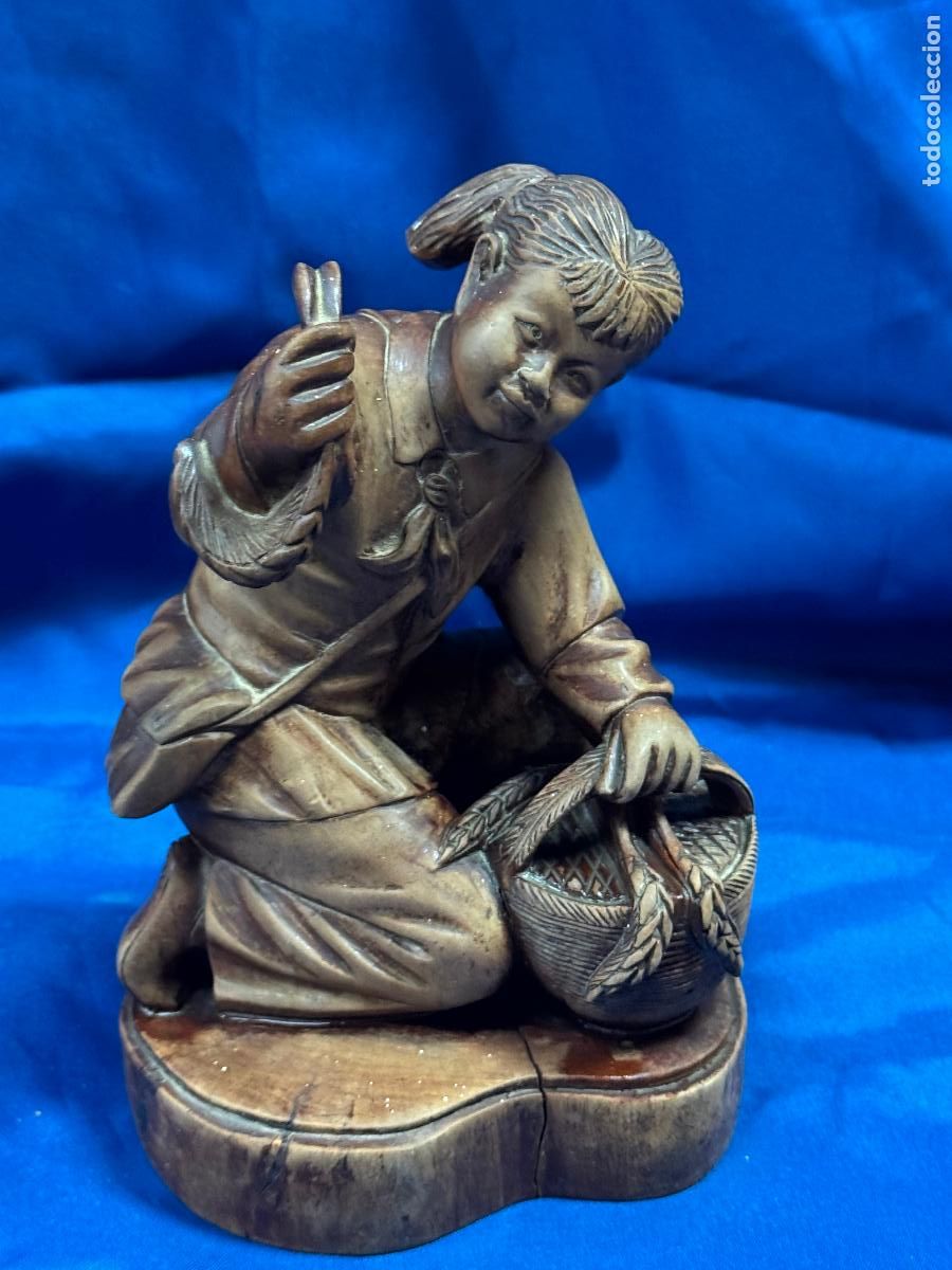 Art: ANTIGUA ESCULTURA ORIENTAL EN MADERA TALLADA - RECOLECTORA O CAMPESINA AS&Iacute;TICA CON CESTA DE TRIGO -