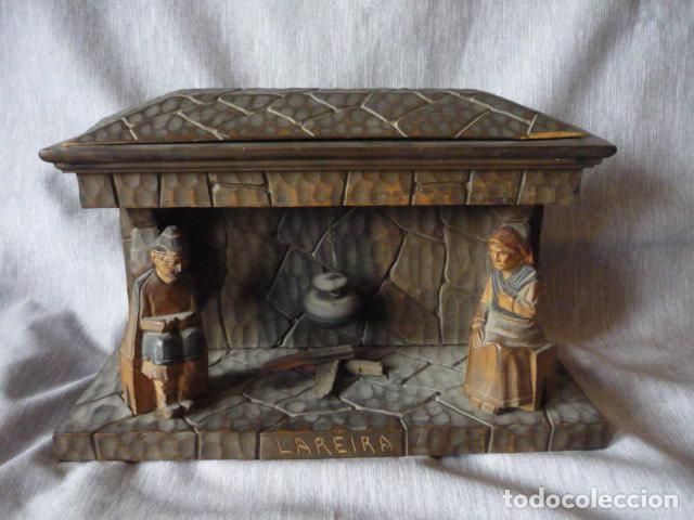Arte: LAREIRA HOGAR GALLEGO GALICIA TIPOS GALLEGOS TALLA EN MADERA CON CAJA 25 X 11 X 15 CM