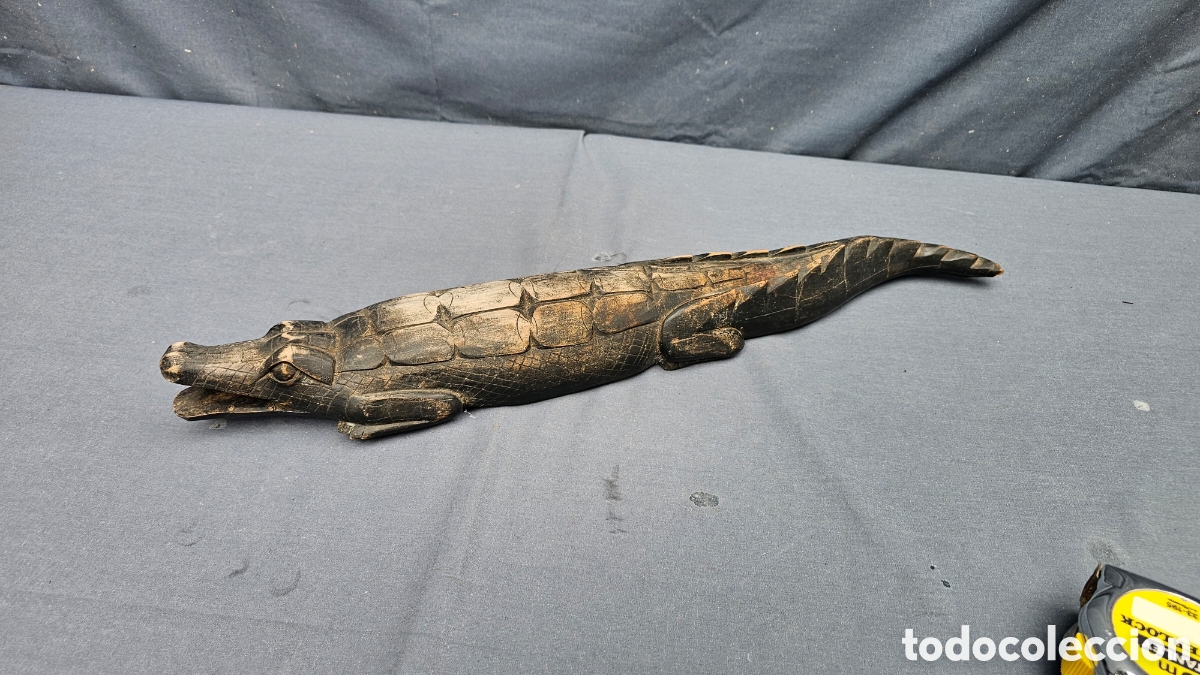 Arte: Cocodrilo tallado en madera