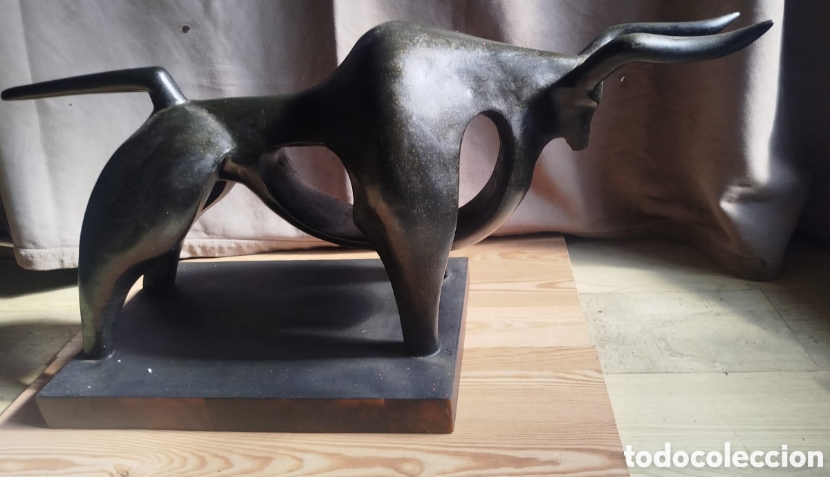 Arte: Escultura toro Henry Moore