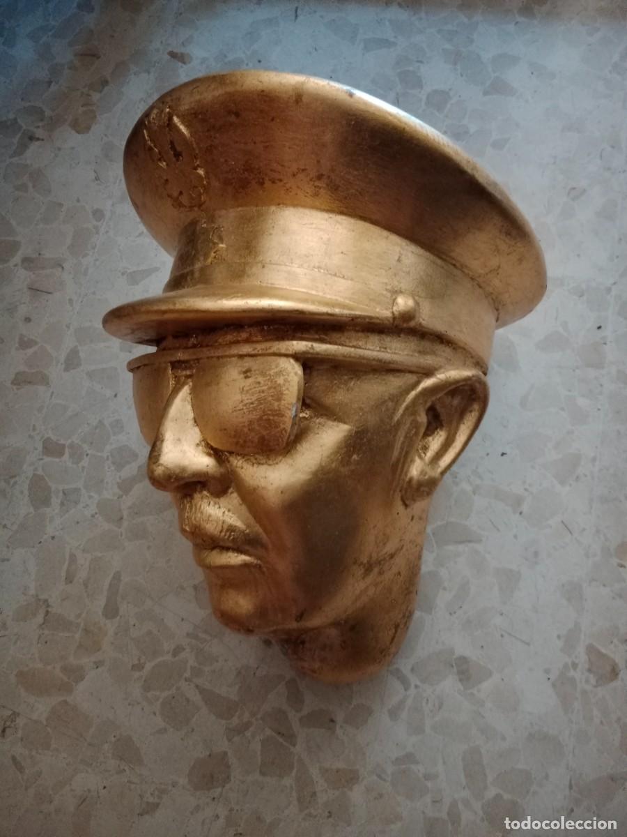 Arte: CABEZA DE FRANCISCO FRANCO CON GAFAS DE AVIADOR EN HORMIGON PINTADO EN ORO SPRAY