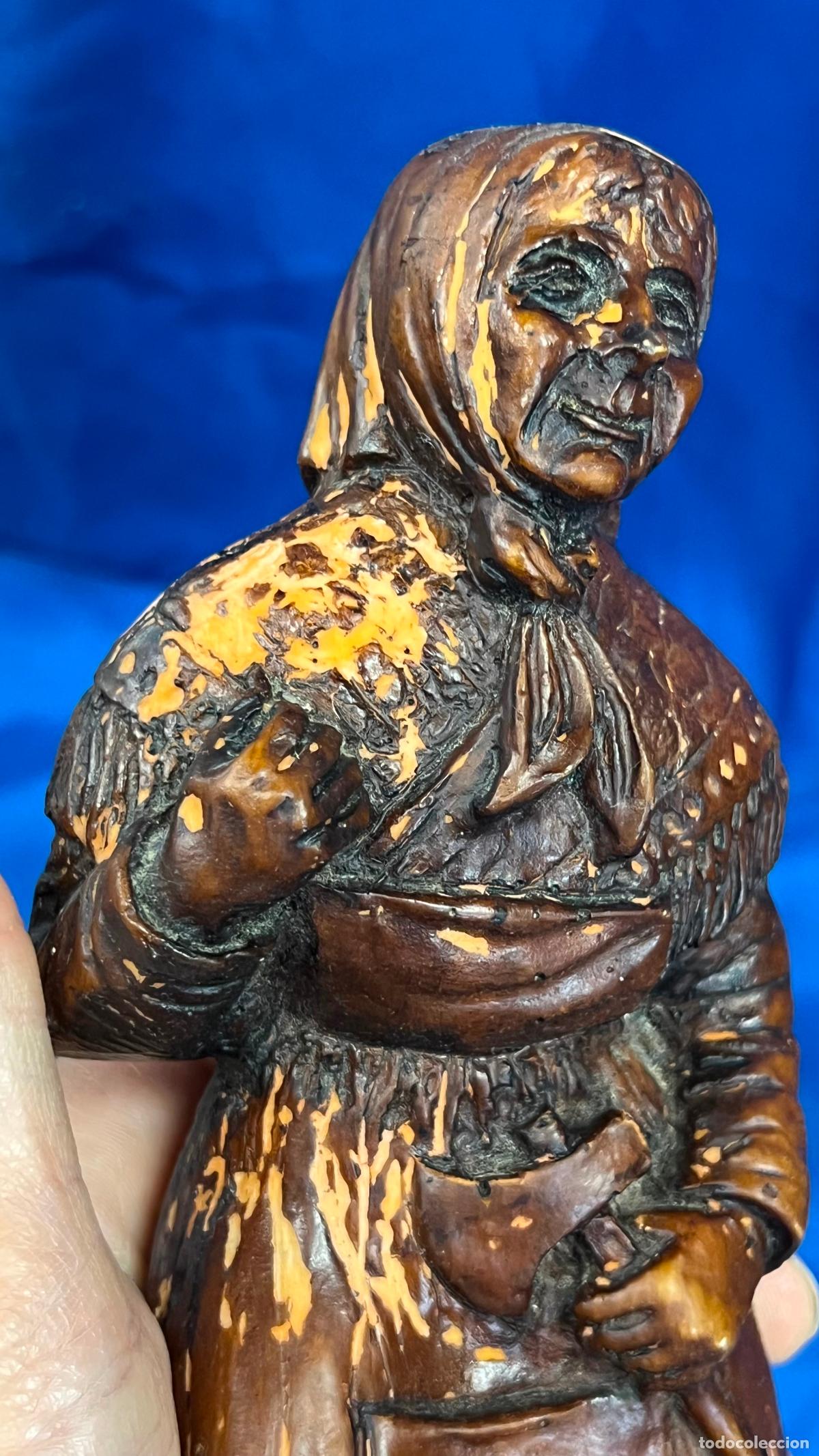 Art: ANTIGUA FIGURA COSTUMBRISTA DE ANCIANA CAMPESINA / LE&Ntilde;ADORA - TALLA EN MADERA MACIZA POLICROMADA - E