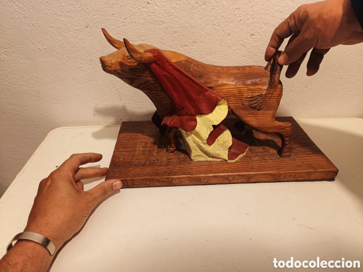 Arte: Talla de madera toro con capote macizo - Foto 6