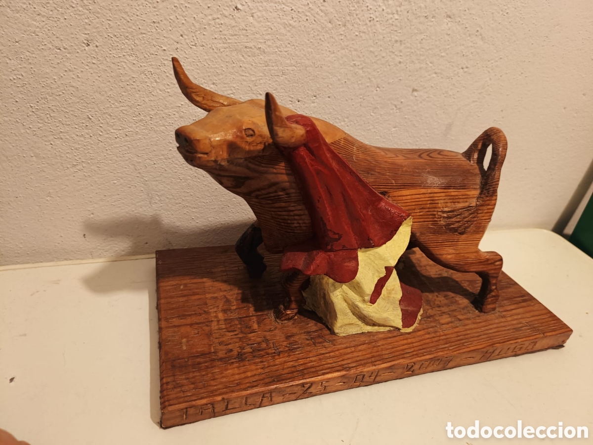 Arte: Talla de madera toro con capote macizo - Foto 1