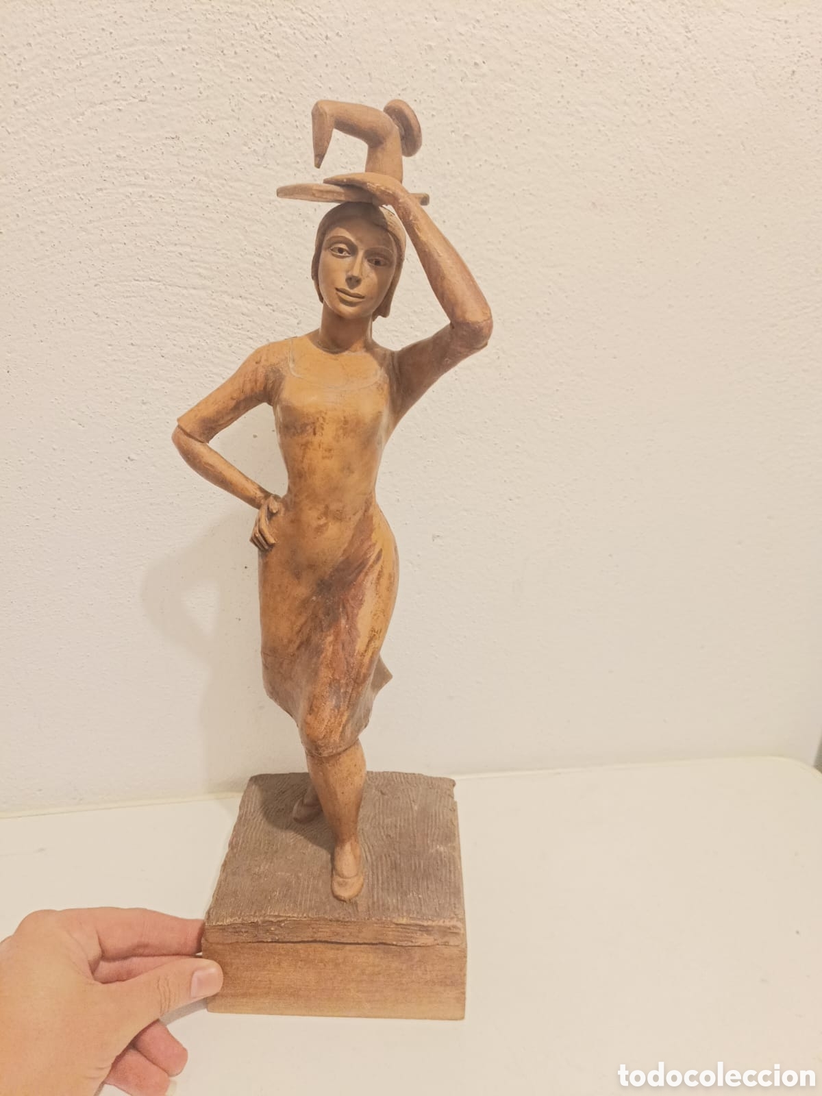 Arte: Antigua talla de madera de una mujer con su maquina de coser