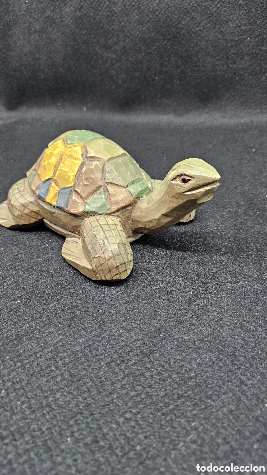Arte: Tortuga de madera tallada