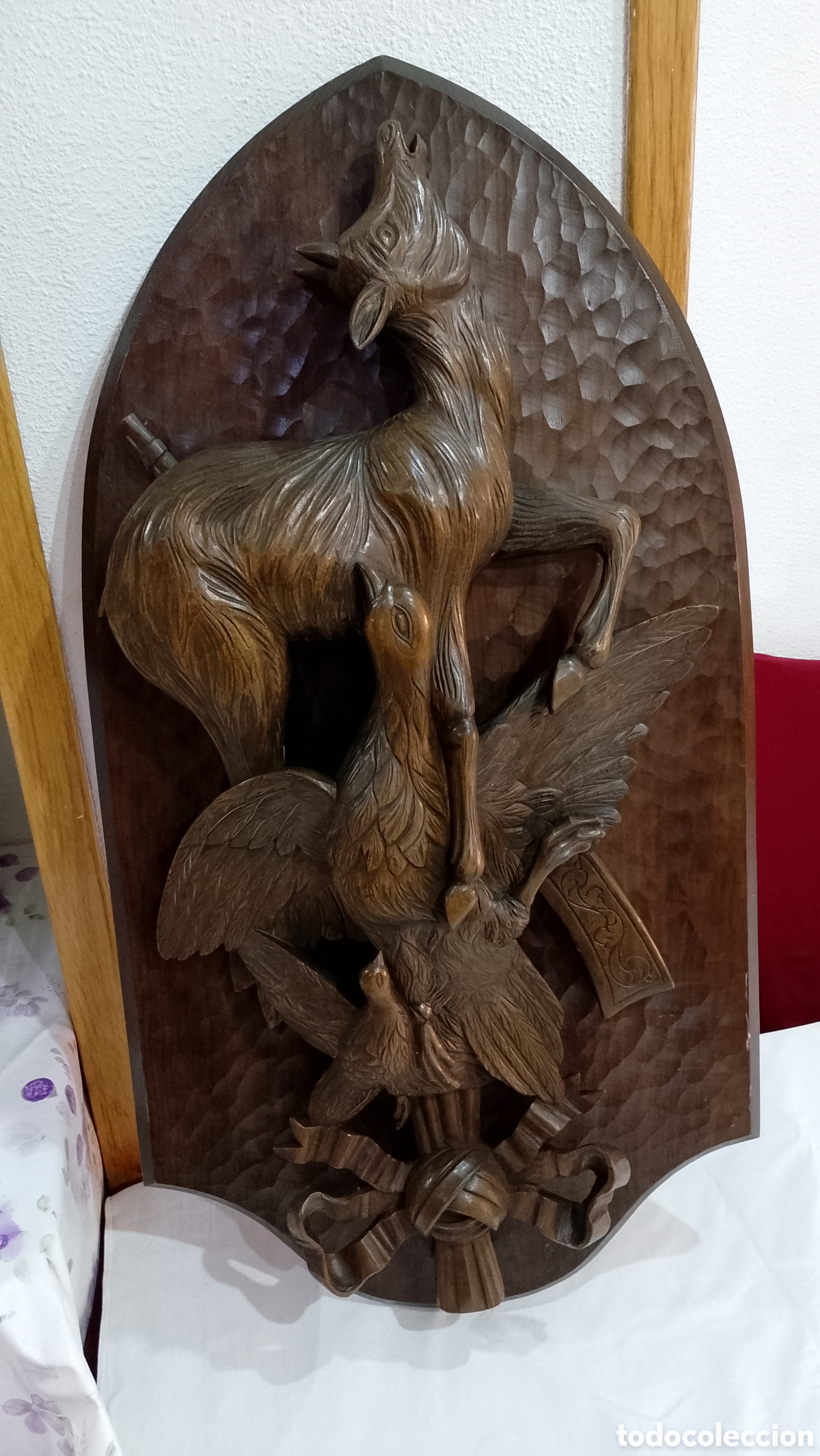 Arte: Impresionante cuadro de madera tallada en relieve