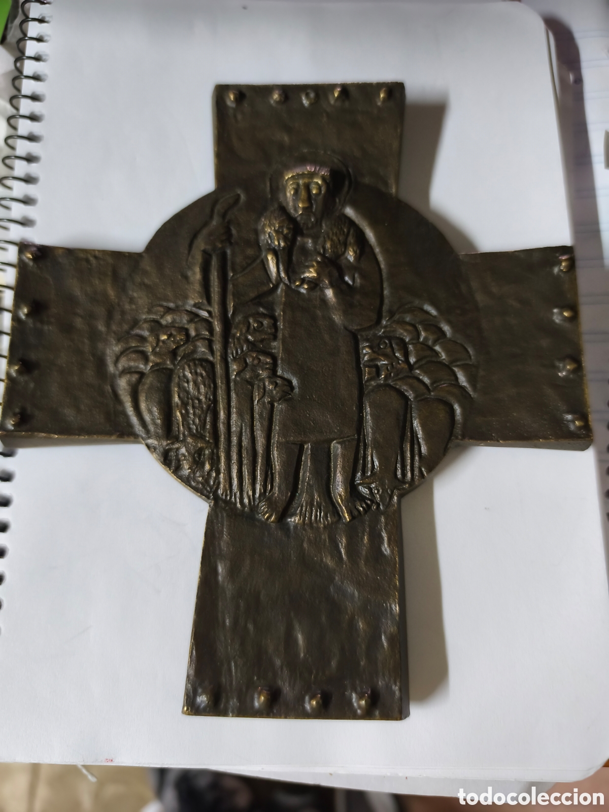 Arte: EGINO WEINERT. CRUZ DE BRONCE: YO SOY EL BUEN PASTOR