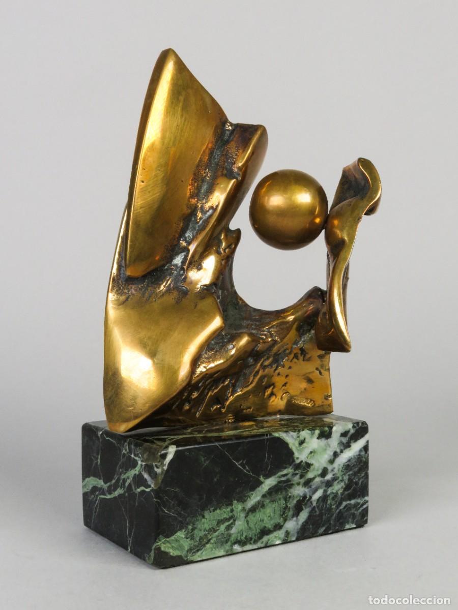 Arte: Escultura en bronce dorado y pulido con base de m&aacute;rmol Sergio Castillo Mandiola de los a&ntilde;os 70 y 80
